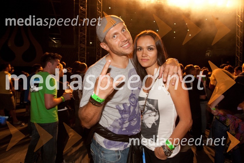 Jure Košir, nekdanji smučar, lastnik trgovine Forma F+ in soproga AlenkaKoncert skupine Siddharta v Stožicah