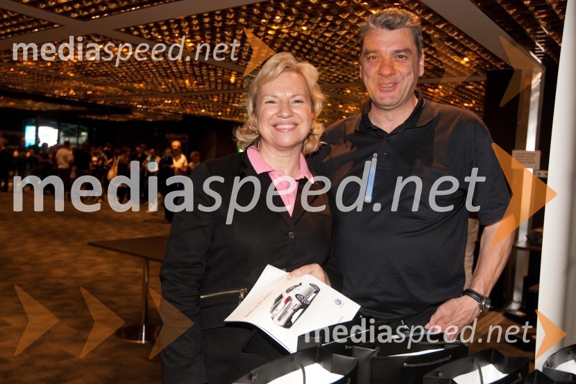 	Sabrina Pečelin vodja odnosov z javnostmi pri Porsche Slovenija in življenjski sopotnik Aleš RadeljKoncert skupine Siddharta v Stožicah