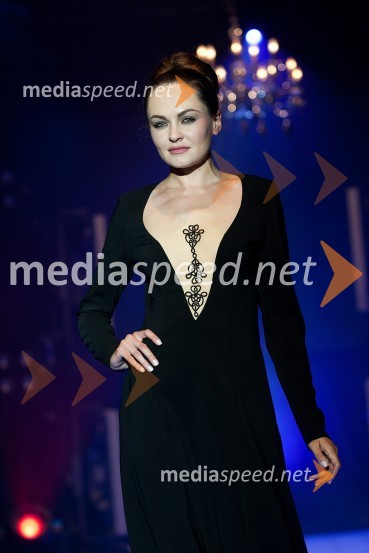 Iryna Osypenko, manekenka v kreaciji Barbare Plavec BrodnjakModni spektakel idrijske čipke