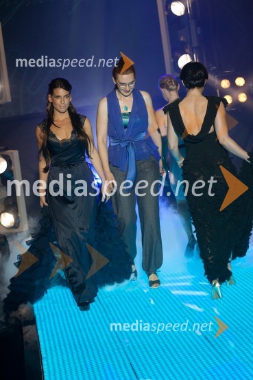 Eva Irgl, poslanka in Mojca Celin, modna kreatorkaModni spektakel idrijske čipke