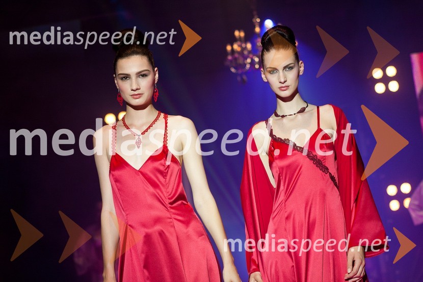 ... in Nika Mihelčič, manekenki v kreaciji Alenke StoparModni spektakel idrijske čipke