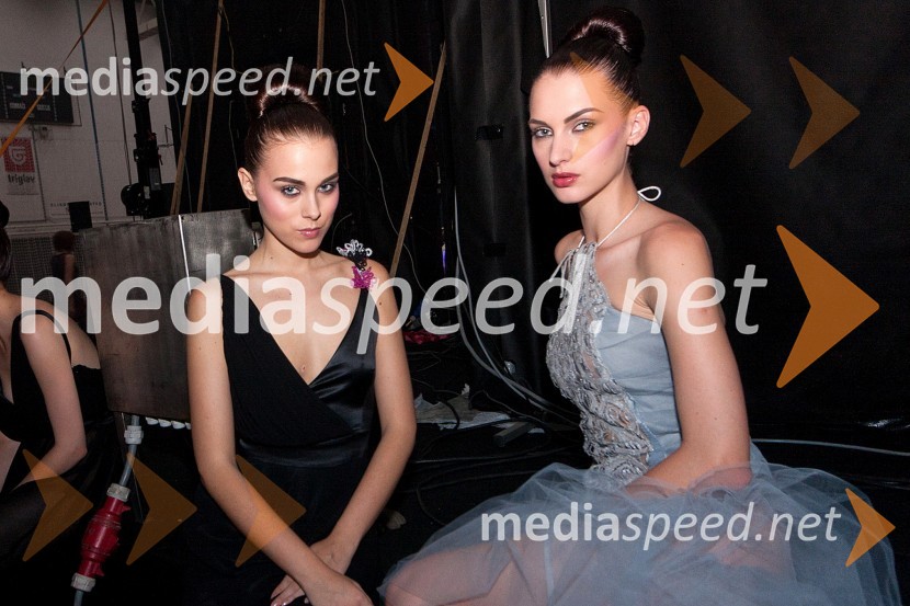 Eva Ahačevič in Nika Mihelčič, manekenkiModni spektakel idrijske čipke