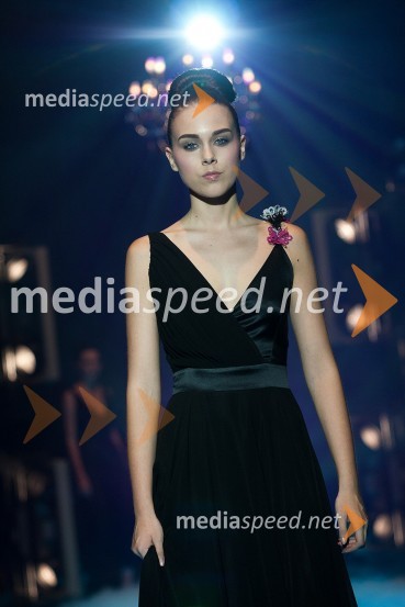 Eva Ahačevič, manekenka v kreaciji Maje Štamol DroljcModni spektakel idrijske čipke