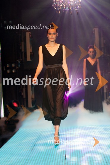 Eva Ahačevič, manekenka v kreaciji Maje Štamol DroljcModni spektakel idrijske čipke