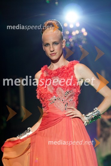 Kreacija Damijane Bitežnik LogarModni spektakel idrijske čipke