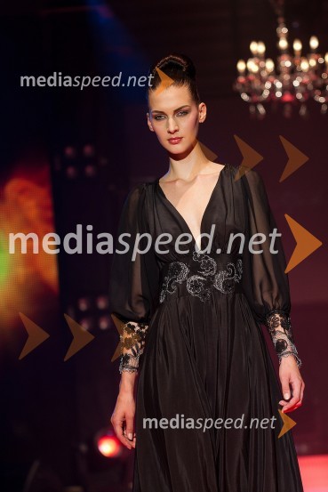 Nika Mihelčič, manekenka v kreaciji Lidije Anzelm in Urške Guček PagonModni spektakel idrijske čipke