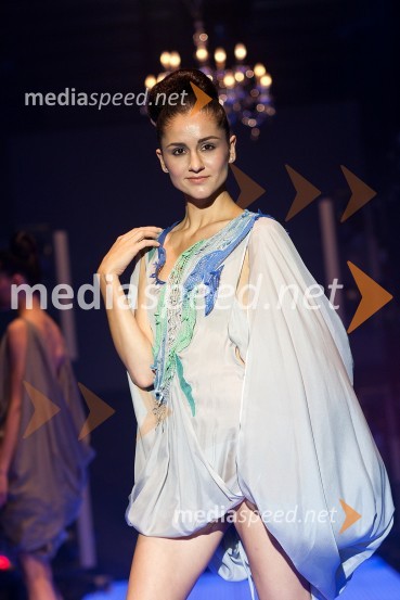 Kreacija Urške Pirc in Tanje PađanModni spektakel idrijske čipke