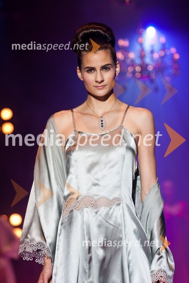 Kreacija Alenke StoparModni spektakel idrijske čipke