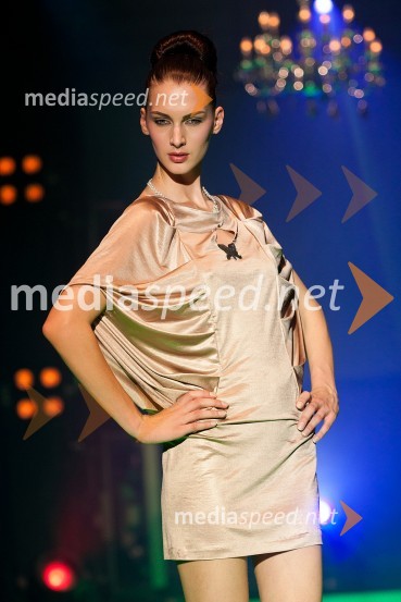 Nika Mihelčič, manekenka v kreaciji Tine Koder GrajzarModni spektakel idrijske čipke