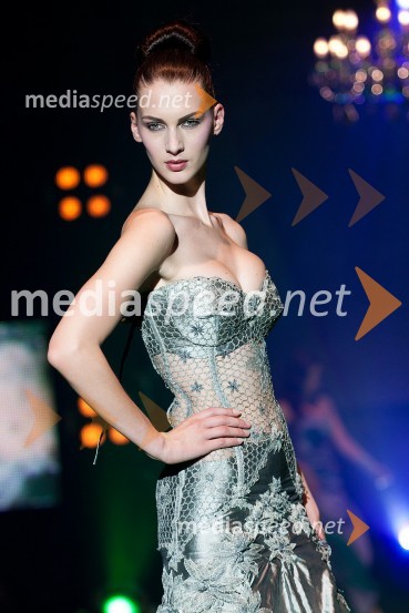 Nika Mihelčič, manekenka v kreaciji Urše DrofenikModni spektakel idrijske čipke