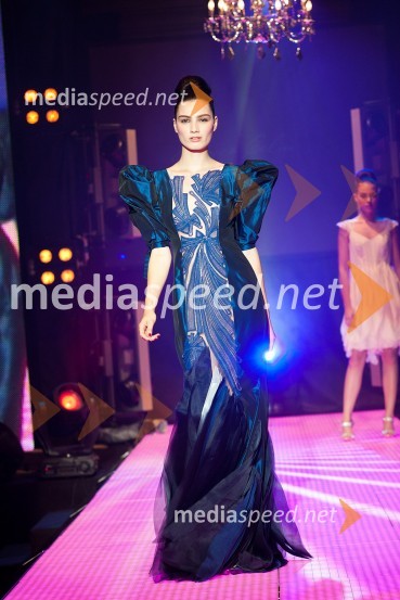 Kreacija Mojce CelinModni spektakel idrijske čipke