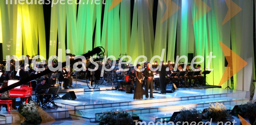 Miša Molk in Peter Poles, voditeljski par prireditve Slovenska popevkaSlovenska popevka