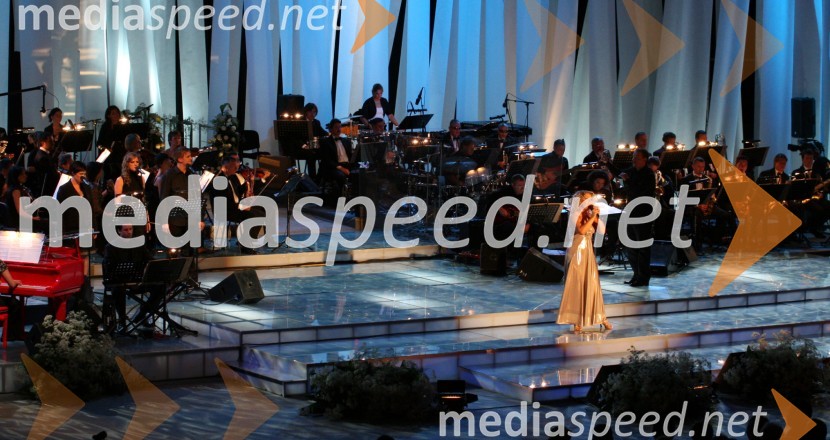 Anika Horvat, pevka med nastopomSlovenska popevka