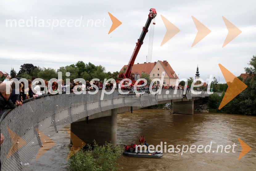 Dvigovanje Zlate Radgonske penine iz reke Mure5. Dan odprtih kleti, tradicionalna prireditev Radgonskih goric