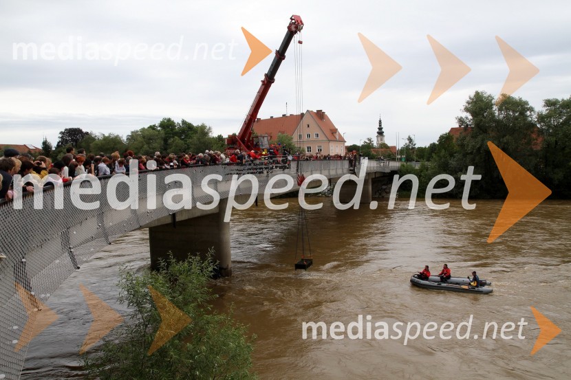 Dvigovanje Zlate Radgonske penine iz reke Mure5. Dan odprtih kleti, tradicionalna prireditev Radgonskih goric