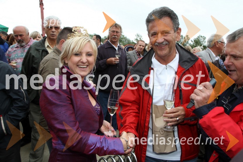 Simona Žugelj, Vinska kraljica Slovenije 2011 in Anton Kampuš, župan Občine Gornja Radgona5. Dan odprtih kleti, tradicionalna prireditev Radgonskih goric