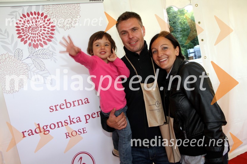 Sandi Brumen, vodja marketinga v podjetju Radgonske gorice d.d. s hčerko in soproga Simona5. Dan odprtih kleti, tradicionalna prireditev Radgonskih goric