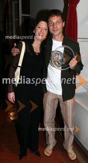 Tadeja Fatur, spremljevalna vokalistka Jana Plestenjaka in Leon OblakSlovenska popevka