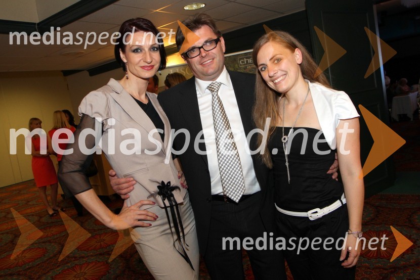 Tamara Busar, vodja marketinga pri Lisci d.d., Dari Južna, lastnik podjetja Lisca d.d. in 	Barbara Pungerčič Puntar, vodja odnosov z javnostmi v podjetju Lisca d.d.Lisca, predstavitev kolekcije Lisca za sezono pomlad in poletje 2012