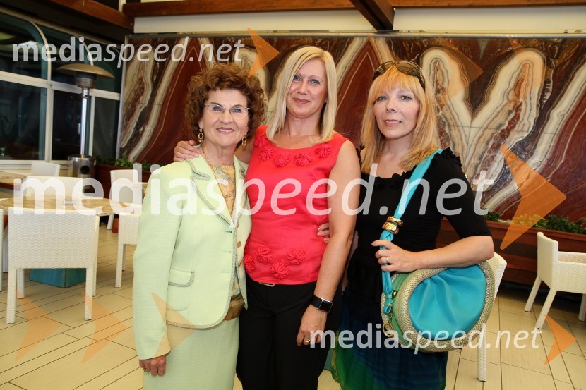 Silvija Mozetič, modna poznavalka, Dragica Gantar, direktorica razvoja v podjetju Lisca d.d. in Vlasta Cah Žerovnik, modna novinarkaLisca, predstavitev kolekcije Lisca za sezono pomlad in poletje 2012