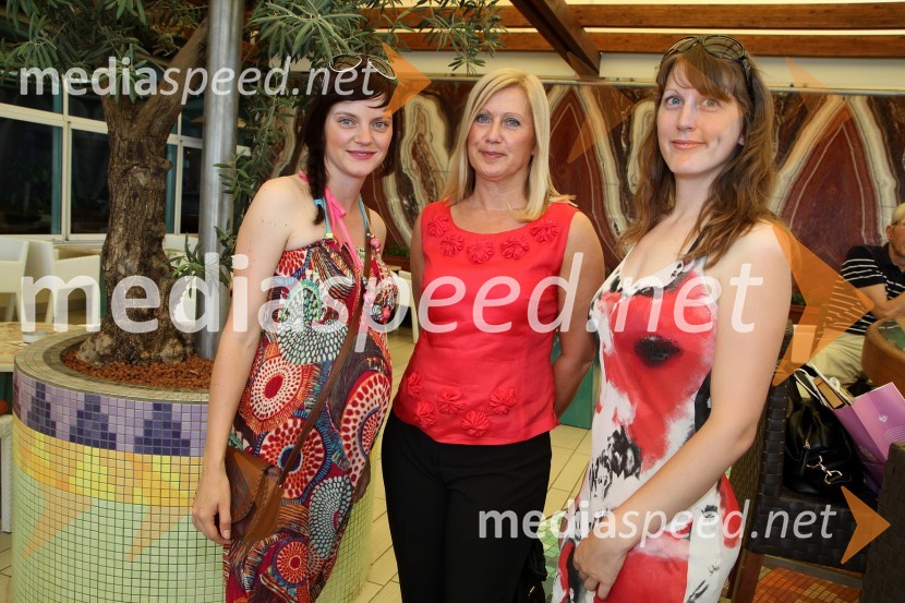 Katja Štingl, Žurnal, Dragica Gantar, direktorica razvoja v podjetju Lisca d.d. in Mirjam Gračner, ŽurnalLisca, predstavitev kolekcije Lisca za sezono pomlad in poletje 2012