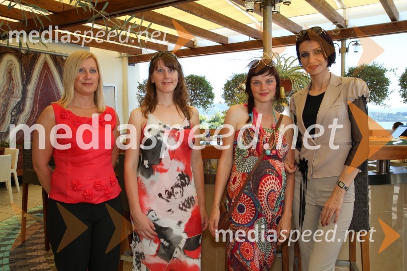 Dragica Gantar, direktorica razvoja v podjetju Lisca d.d., Mirjam Gračner, Žurnal, Katja Štingl, Žurnal in Tamara Busar, vodja marketinga pri Lisci d.d.Lisca, predstavitev kolekcije Lisca za sezono pomlad in poletje 2012