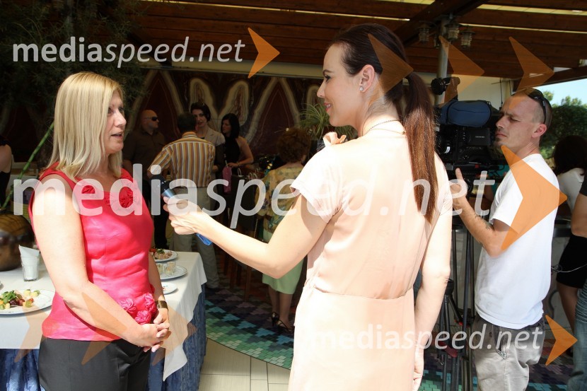 Dragica Gantar, direktorica razvoja v podjetju Lisca d.d. in Lorella FlegoLisca, predstavitev kolekcije Lisca za sezono pomlad in poletje 2012