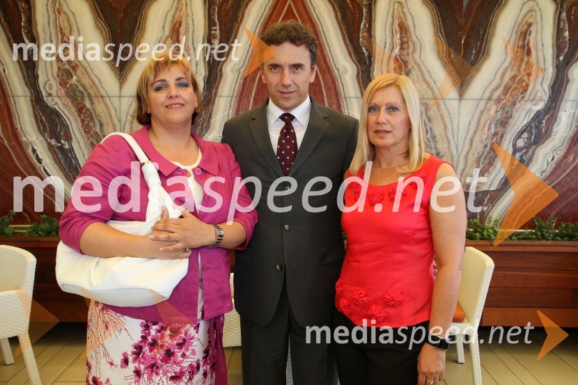 Dušanka Pavčnik, direktorica nabave in preskrbe, Goran Kodelja, generalni direktor podjetja Lisca d.d. ter Dragica Gantar, direktorica razvoja v podjetju Lisca d.d.Lisca, predstavitev kolekcije Lisca za sezono pomlad in poletje 2012