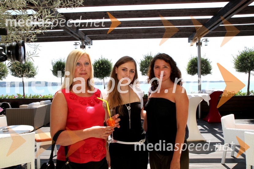 Dragica Gantar, direktorica razvoja v podjetju Lisca d.d.,  	Barbara Pungerčič Puntar, vodja odnosov z javnostmi v podjetju Lisca d.d. in Maruša Boh, Siol.netLisca, predstavitev kolekcije Lisca za sezono pomlad in poletje 2012