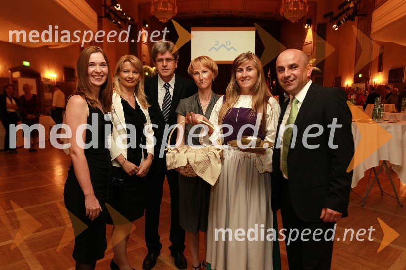 Duška Jerman Male, konzulka Generalnega konzulata v Celovcu, Maja Pak, direktorica STO, Jan Ciglenečki, direktor predstavništva Slovenske turistične agencije v Avstriji, Dragica Urtelj, generalna konzulka Republike Slovenije v Celovcu , Desire Joras, Piranske soline in Marjan Hribar, Marjan Hribar, direktor direktorata za turizem na Ministrstvu za gospodarstvoOkusi Slovenije v Celovcu, sprejem ob 20. obletnici državnosti Slovenije