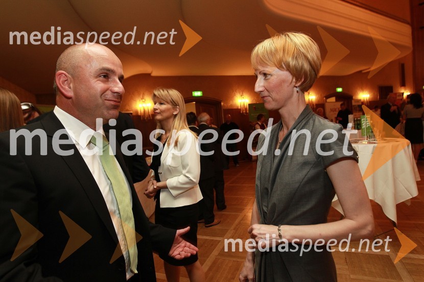 Marjan Hribar, direktor direktorata za turizem na Ministrstvu za gospodarstvo in Dragica Urtelj, generalna konzulka Republike Slovenije v CelovcuOkusi Slovenije v Celovcu, sprejem ob 20. obletnici državnosti Slovenije