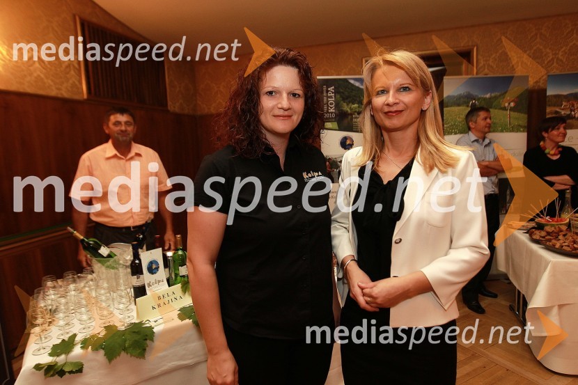 Andreja Drakulič Veselič, vodja TIC Metlika in Maja Pak, direktorica STOOkusi Slovenije v Celovcu, sprejem ob 20. obletnici državnosti Slovenije