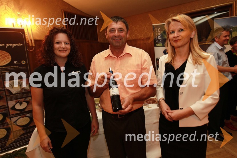 Andreja Drakulič Veselič, vodja TIC Metlika, Jožef Prus in Maja Pak, direktorica STOOkusi Slovenije v Celovcu, sprejem ob 20. obletnici državnosti Slovenije