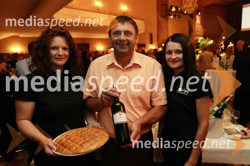 Andreja Drakulič Veselič, vodja TIC Metlika, Jožef Prus in Tanja Prešeren Banovec, TIC SemičOkusi Slovenije v Celovcu, sprejem ob 20. obletnici državnosti Slovenije