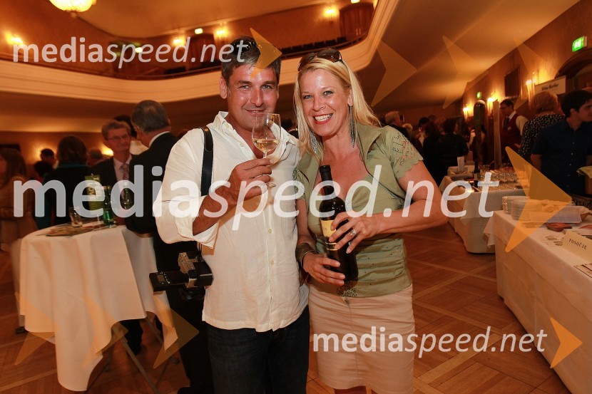 Gorazd Šinik, ribogojnica Fonda in Petra Rutar, direktorica vinoteke BrdaOkusi Slovenije v Celovcu, sprejem ob 20. obletnici državnosti Slovenije