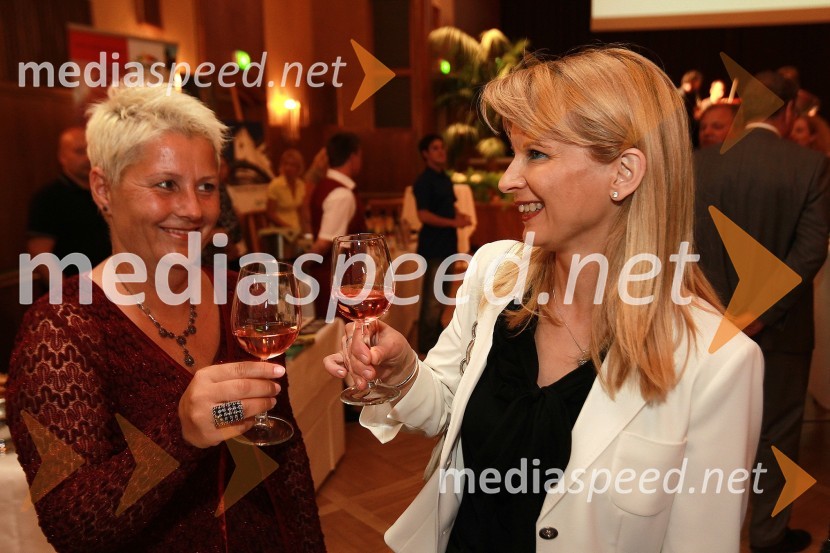 Ivanka Ajlec, direktorica Terme 3000 in Maja Pak, direktorica STOOkusi Slovenije v Celovcu, sprejem ob 20. obletnici državnosti Slovenije