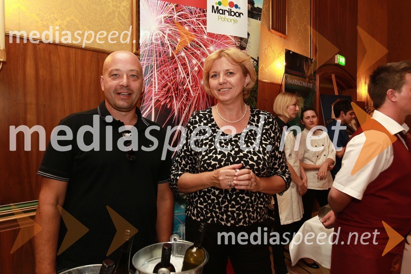 Boštjan Protner, vinar in Simona Pinterič, vodja službe za informiranje, Zavod za turizem MariborOkusi Slovenije v Celovcu, sprejem ob 20. obletnici državnosti Slovenije