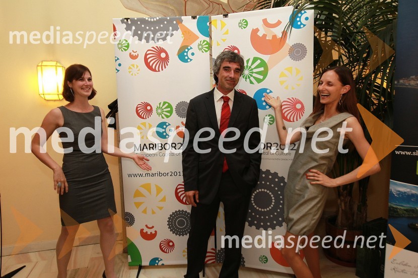 Nina Hojnik, EPK,Samo Ravter, vodja marketinga EPK in Nataša Kos, pomočnica programskega direktorja za mednarodno sodelovanjeOkusi Slovenije v Celovcu, sprejem ob 20. obletnici državnosti Slovenije