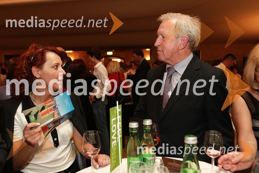 Metka Erjavec-Granov, direktorica regionalne prodaje Sava hoteli in Bojan Meden, nekdanji direktor STAOkusi Slovenije v Celovcu, sprejem ob 20. obletnici državnosti Slovenije