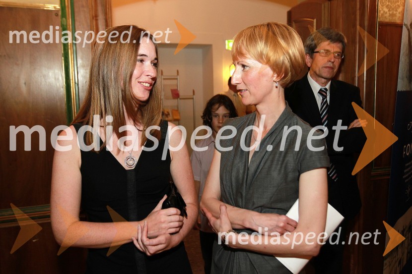 Duška Jerman Male, konzulka Generalnega konzulata v Celovcu in Dragica Urtelj, generalna konzulka Republike Slovenije v CelovcuOkusi Slovenije v Celovcu, sprejem ob 20. obletnici državnosti Slovenije