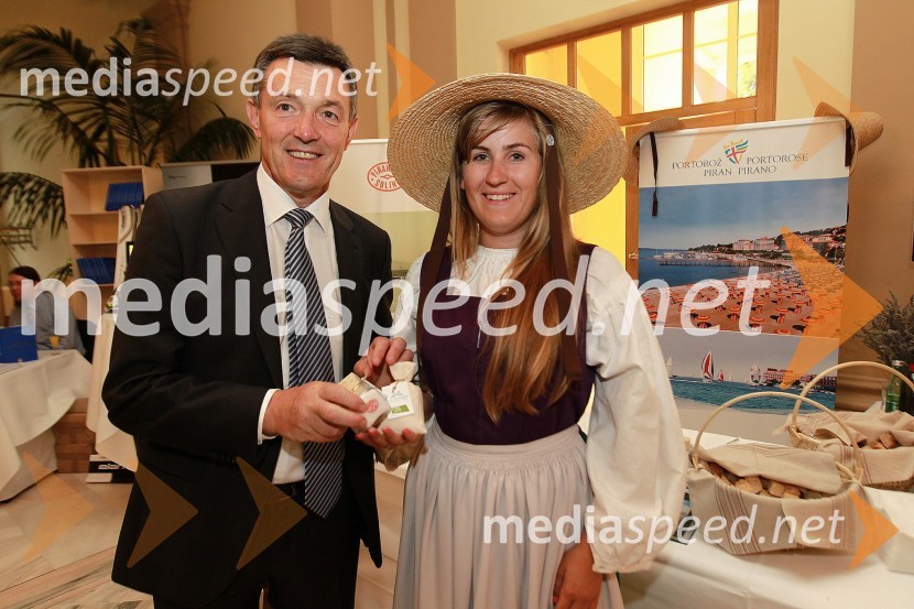 Alojz Jurjec, direktor Piranske soline in Desire Joras, Piranske solineOkusi Slovenije v Celovcu, sprejem ob 20. obletnici državnosti Slovenije