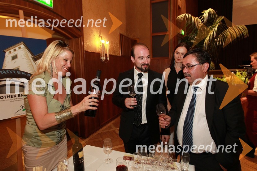 Petra Rutar, direktorica vinoteke Brda, Jože Vidic, umetniški vodja Slovenskega okteta in predsednik KD Slovenski oktet, Urška Vidic in dr. Boris Jesih, državni sekretar na Uradu Vlade Republike Slovenije za Slovence v zamejstvu in po svetuOkusi Slovenije v Celovcu, sprejem ob 20. obletnici državnosti Slovenije