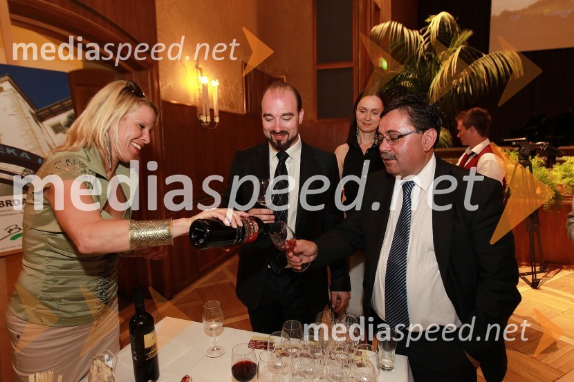 Petra Rutar, direktorica vinoteke Brda, Jože Vidic, umetniški vodja Slovenskega okteta in predsednik KD Slovenski oktet, Urška Vidic in dr. Boris Jesih, državni sekretar na Uradu Vlade Republike Slovenije za Slovence v zamejstvu in po svetuOkusi Slovenije v Celovcu, sprejem ob 20. obletnici državnosti Slovenije