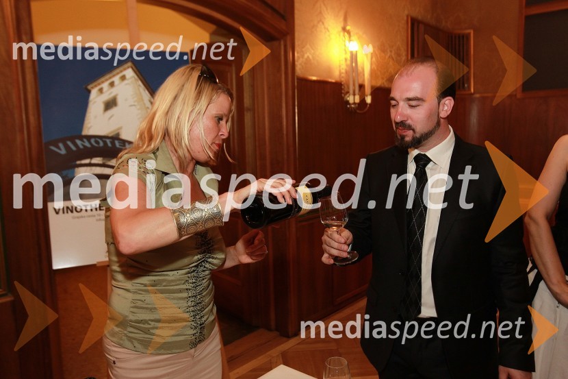 Petra Rutar, direktorica vinoteke Brda, Jože Vidic, umetniški vodja Slovenskega okteta in predsednik KD Slovenski oktetOkusi Slovenije v Celovcu, sprejem ob 20. obletnici državnosti Slovenije