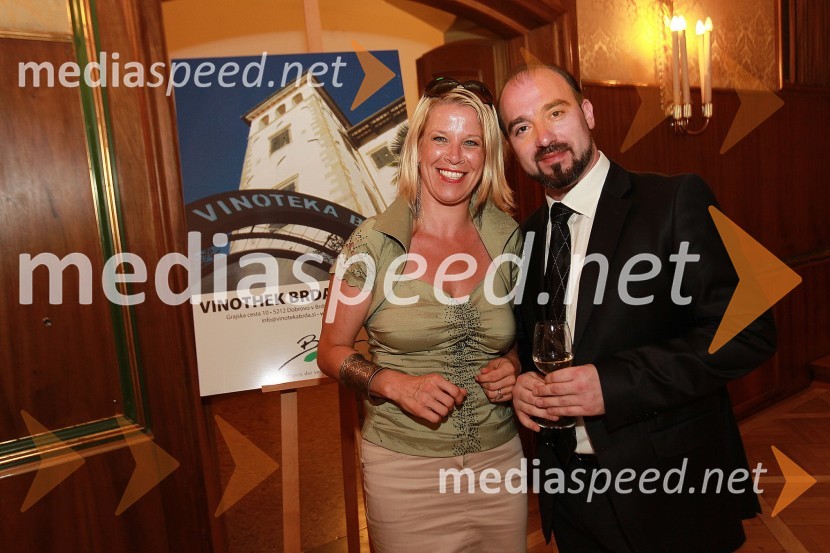 Petra Rutar, direktorica vinoteke Brda, Jože Vidic, umetniški vodja Slovenskega okteta in predsednik KD Slovenski oktetOkusi Slovenije v Celovcu, sprejem ob 20. obletnici državnosti Slovenije