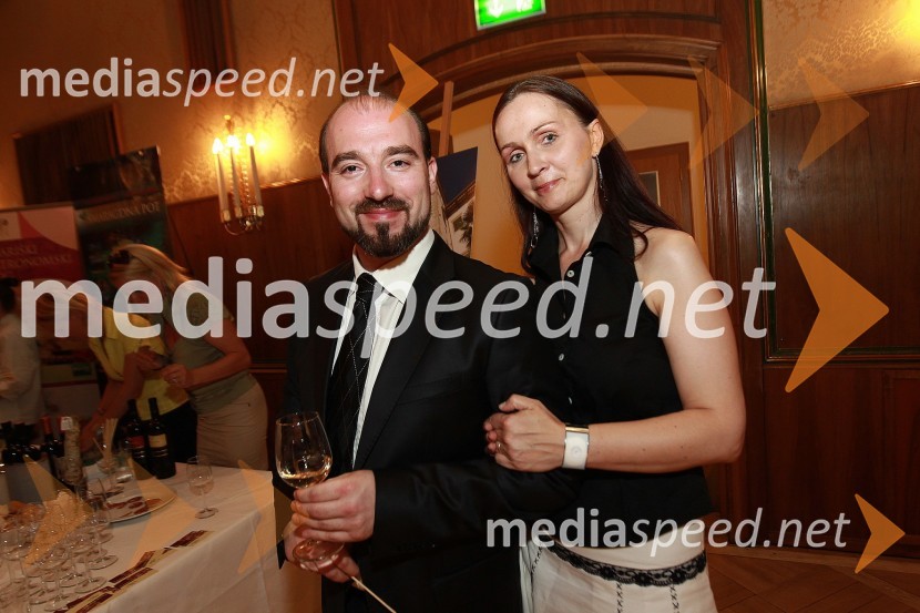 Jože Vidic, umetniški vodja Slovenskega okteta in predsednik KD Slovenski oktet in Urška VidicOkusi Slovenije v Celovcu, sprejem ob 20. obletnici državnosti Slovenije