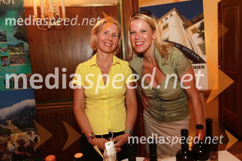 Erika Kovačič Marinič, vodja TIC Brda in Petra Rutar, direktorica vinoteke BrdaOkusi Slovenije v Celovcu, sprejem ob 20. obletnici državnosti Slovenije