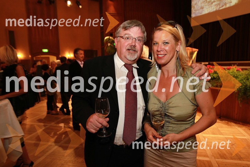 Janez Fajfar, župan Bleda in Petra Rutar, direktorica vinoteke BrdaOkusi Slovenije v Celovcu, sprejem ob 20. obletnici državnosti Slovenije