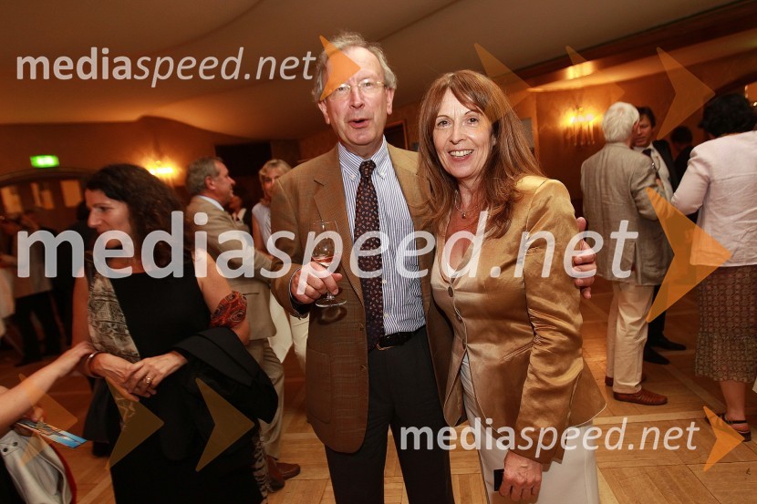 dr. Erwin Kubesch, avstrijski veleposlanik v Sloveniji in mag. Marina Einspieler-Siegert, direktorica Slovenska gospodarska zveza v CelovcuOkusi Slovenije v Celovcu, sprejem ob 20. obletnici državnosti Slovenije