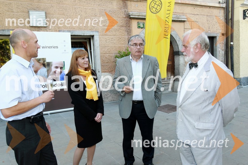 Mag. Robert Cugelj, generalni direktor URI Soča, Andreja Komel, direktorica za trženje, finance in splošne zadeve pri P&F Jeruzalem Ormož ter P&F Jeruzalem Ljutomer, Srečo Lipovec in Mitja Meršol, licitatorMlado in staro za dobrodelnost: Predstavitev novega letnika vin in dobrodelna dražba P&F Jeruzalem Ormož in Ljutomer